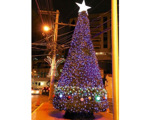 Árbol de Navidad en el Distrito Hotelero San Martín