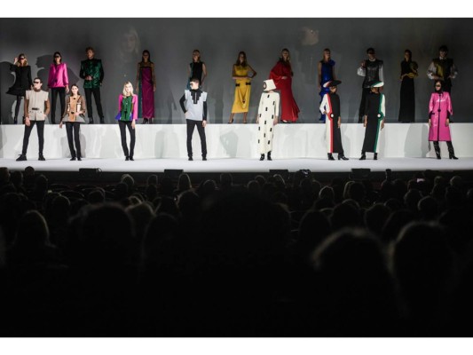 La pasarela final del desfile conmemorativo con el que se celebraron los 70 años de carrera de Pierre Cardin arrancó los aplausos del público