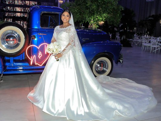 Nicole Midence ataviada en un elegante vestido de novia de la colección ProNovias de New York