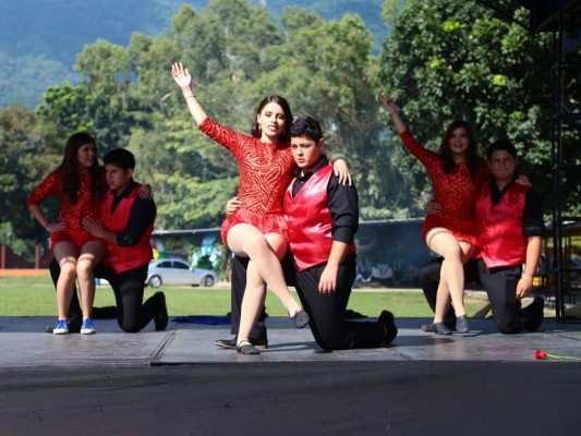 Festival Folclórico de la Academia Americana