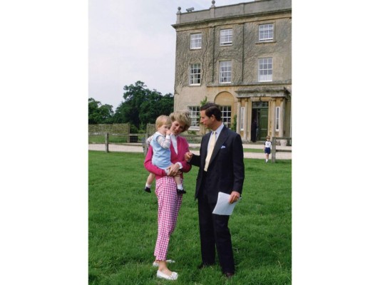 Diana, Harry y Charles en su casa en Tetbury<br/>