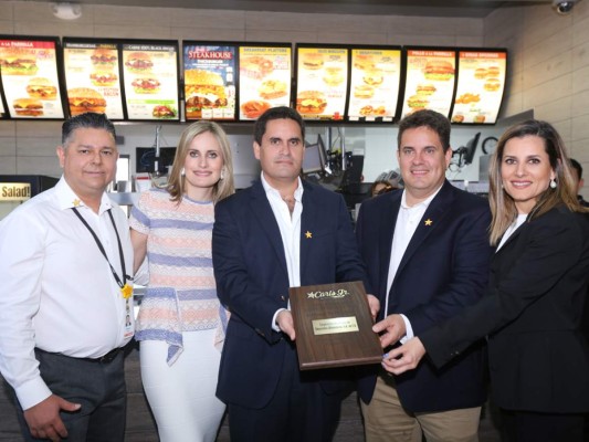 Brindis por la inauguración Carl's Jr.&nbsp;&nbsp;