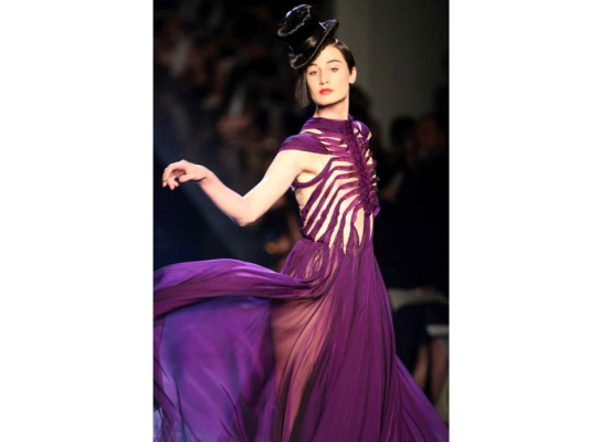 Otoño 2006<br/>Con un estilo surrealista, explorando un poco más a diseños no comunes a través de sus años en la moda, recreo un vestido de gaza y organza purpura, con ligeros trozos de tela. <br/><br/>