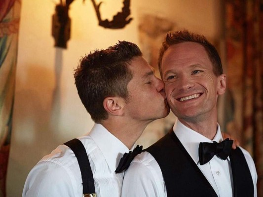 Neil Patrick Harris y David Burtka contrajeron matrimonio en Italia en 2014. Elton John cantó en la ceremonia.