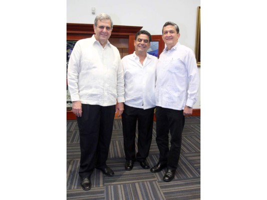 Jorge Bueso y Napoleón Larach reciben galardón