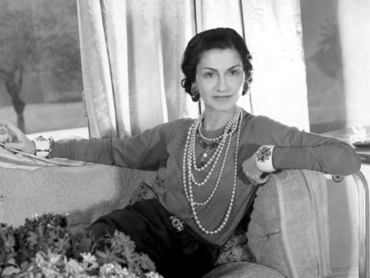 Coco Chanel. Sus padres se casaron varios años después del nacimiento de Gabrielle, y él trataba a su esposa con brutalidad, la hacía trabajar al máximo a pesar de que ella padecía de asma y se ahogaba. El 16 febrero de 1895, la encontaron muerta. Jeanne tenía 33 años. Ella y sus hermanos fueron llevados a un orfanato pero sus hermanos corrieron peor suerte al ser entregados a una cruel familia campesina. Y ella Gabrielle aprendió a coser, a bordar a mano y a planchar impecablemente. A los 18 años la trasladaron a Notre Dame, un internado religioso donde estuvo hasta los 21 años de edad, luego ella abrio sus alas y se convirtio en una verdadera modista.