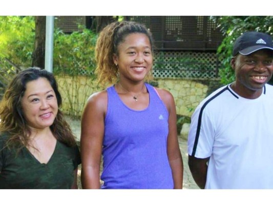 Su madre, Tamaki Osaka, es japonesa y su padre, Leonard Francois, nació en Haití.