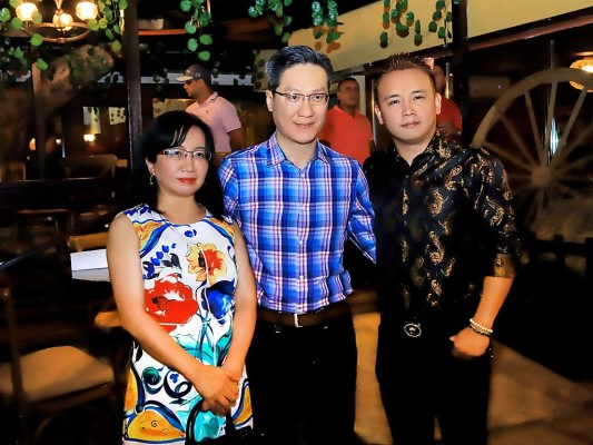 Mónica y Francisco Chang, cónsul de Taiwán y Andy Lin, anfitrión del evento.