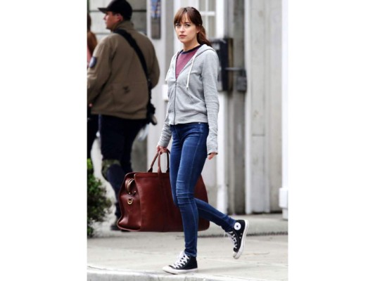 Un clásico que no pasa de moda: los Converse Chuck Taylor All Star high-top. Imperdibles de Dakota Johnson