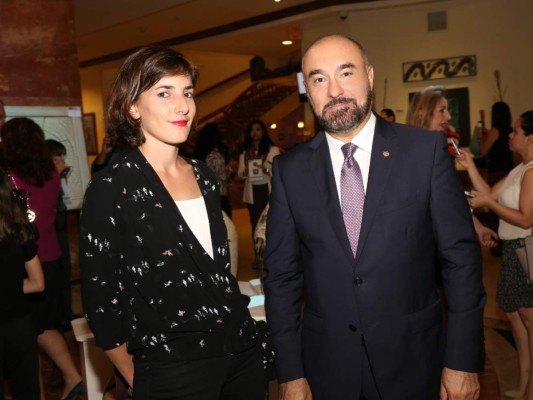 Alessandra Foletti inaugura exposición de arte en el Marriott