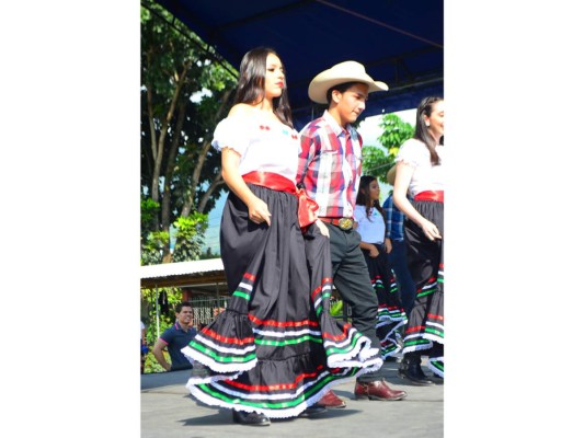 Academia Americana celebra Festival Folclórico Internacional