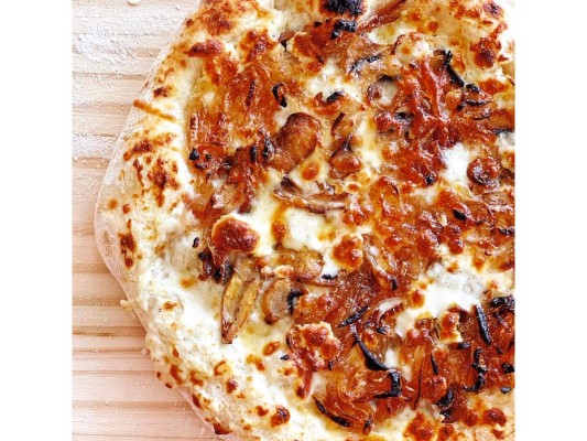 PASTA NESI ¿Quién no ama la pizza? Pasta Nesi te hará quererla aún más con sus exquisitas preparaciones artesanales, a base de pasta crujiente y con toppings para todos. El secreto de su cocina está en la pasta hecha a mano y en sus fabulosas salsas. Y si quieres experimentar tus propias preparaciones puedes pedir un kit de pasta fresca para hacer en casa con tu familia. Su menú To Go incluye pan, ravioles y vinos. @pastanesihn
