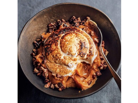 ¿Y los acompañantes? Mezcla de sabores Buenas ideas <br/><br/>Experimenta. Los clásicos acompañantes del pavo se renuevan con un twist. Prueba el puré de papas, que puedes transformar con sour cream y hierbas frescas o ajo y queso mascarpone; frijoles verdes con un mix de hongos; lascas de calabaza rostizada con jugo de limón y miel de maple; muffin de maíz o puré de camote con pecanas.<br/>