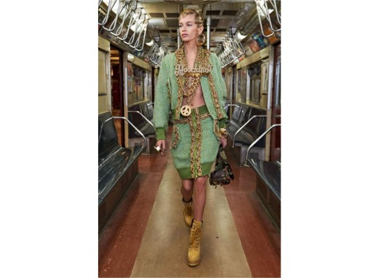 Moschino presentó su colección pre-fall 2020 en un vagón del metro de Nueva York