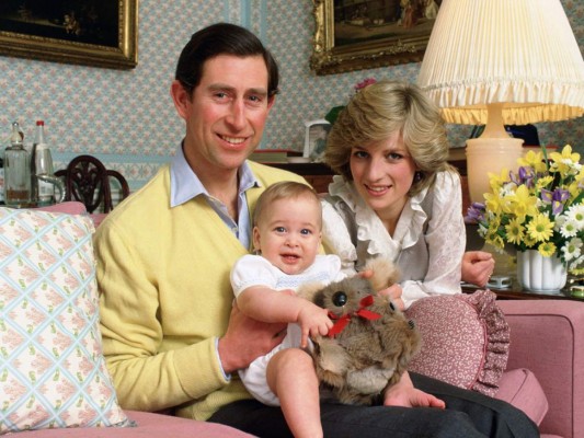 Carlos, William y Diana posan en una imagen familiar en Kensington Palace
