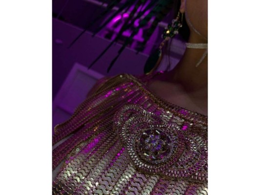 El traje está elaborado totalmente a mano con pedrería de canutillo y plumas de faisán.