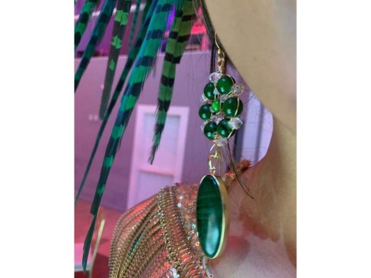 Traía unos aretes con piedras preciosas para resaltar aún más su belleza.