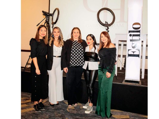 Mariana León, de revista Estilo; Lilian Gonzáles, Fanny Hawit, hotel Real Intercontinental, la maquillista Gabriela Ham y Kenia Chávez de la marca Shiras. Foto: Daniel Madrid
