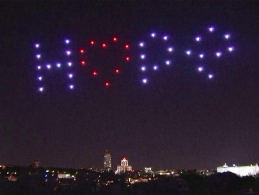 Madrid se ilumina de luces como homenaje a fallecidos por COVID-19  