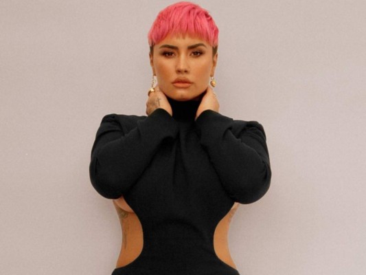 Demi Lovato anunció por su podcast, 4D with Demi Lovato, que se identifica como persona no binaria y solicitó que se use pronombres neutros cuando se refieran a la estrella del pop.