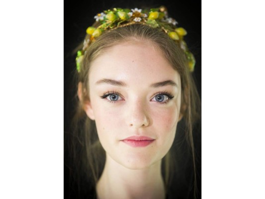 Headband de flores en el backstage de Dolce & Gabbana