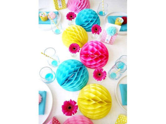 Los recursos decorativos son infinitos. Tarjetas, lámparas y bases de papel en colores, cajitas y bases para dulces, atrévete a sorprender.