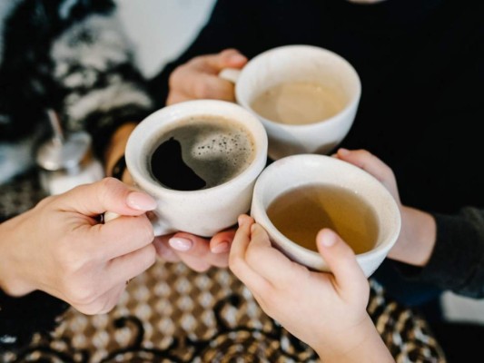 Por otro lado, la Academia Americana de Pediatría no aconseja el consumo de cafeína u otros estimulantes en niños y adolescentes.