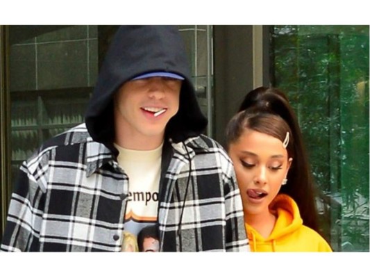 Pete Davidson + Ariana Grande<br/>Definitivamente la pareja más comentada del mes, Ariana Grande y Pete Davidson confirmaron su relación en Instagram el mes pasado. Ambos acababan de salir de relaciones, Grande confirmando que había terminado con su exnovio Mac Miller a finales de mayo y Pete Davidson confirmando que el y Cazzie David ya no estaban juntos. Su relación se ha movido rápido, ya comprometidos a pesar de llevar relativamente poco tiempo como pareja. Actualmente, Ariana y Pete se están mudando juntos en un apartamento en Nueva York.