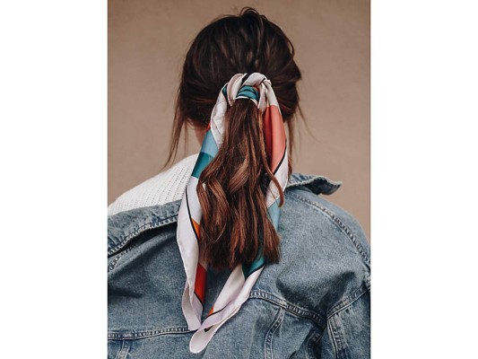 Para decorar una messy pony tail elige una pañoleta acorde al largo de tu melena