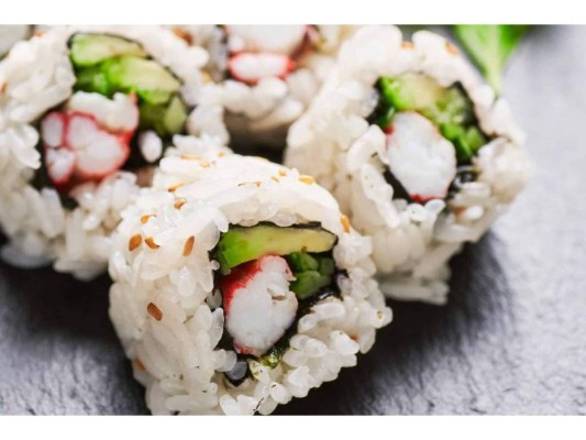 4. Si tiene arroz por fuera, no es japonés: en Estados Unidos y Brasil son muy buenos innovando, ellos fueron los responsables de hacer llegar a Japón los rollos de aguacate, además de todas las variedades de “California Roll”.