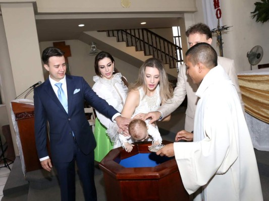 Javier y Viviana Guevara bautizan a su hija Ariana Sofía