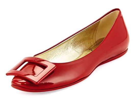 Bailarinas planas de charol de Roger Vivier.