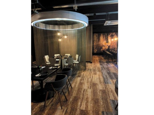 IZAKAYA SUSHI BAR. Las cosas buenas perduran con el tiempo pero también se reinventan. Bajo este llamativo slogan, el sushi bar más reconocido del país, con una trayectoria de mas de 20 años, abre sus puertas conquistando los paladares más exigentes de la ciudad de los zorzales. Su propuesta es un menú de los clásicos que nos enamoran sumado a nuevos platillos diseñados para consentir los sentidos, todo en un ambiente de cocina japonesa casual y de interiores diseñados con gusto exquisito. No dejes de probar el mejor ramen de cerdo y setas en Honduras, carpaccios atrufados, ceviche al estilo japonés y un crudo de mariscos y pescado difícil de olvidar. En este restaurante es palpable el compromiso por la calidad de la materia prima.<br/> <br/>Edif Corporativo 1908, Ave 19 Calle<br/>