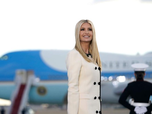 Ivanka Trump sonríe a los seguidores de su padre minutos antes de partir a Florida, donde la familia se establecerá
