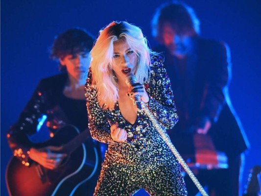 Lady Gaga interpreta Shallow en una versión glam rock