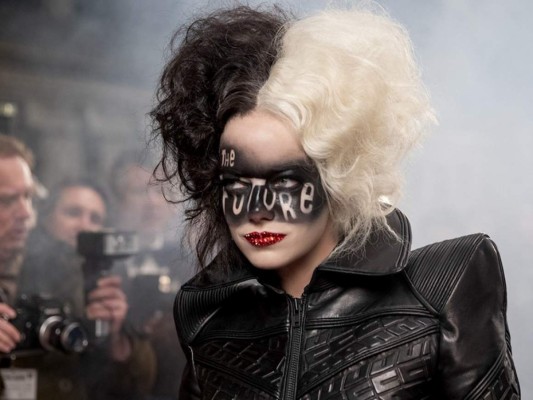 4. La transformación. Cuando Estella comienza su transformación en Cruella la película podría habernos dado fácilmente un aburrido montaje de vestuario, pero lo que obtuvimos fue mucho mejor, un show y looks worthy de pasarela. Sin comunicar una sola palabra, Cruella se vuelve en una mujer segura y empoderada con cada toma, una forma brillante que tanto los narradores como Stone hacen avanzar la trama sin palabras.