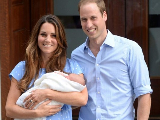 La primera imagen de Kate Middleton con George en brazos dio la vuelta al mundo y surgieron comparaciones con el nacimiento del príncipe Guillermo y su presentación en brazos de Diana de Gales.<br/>