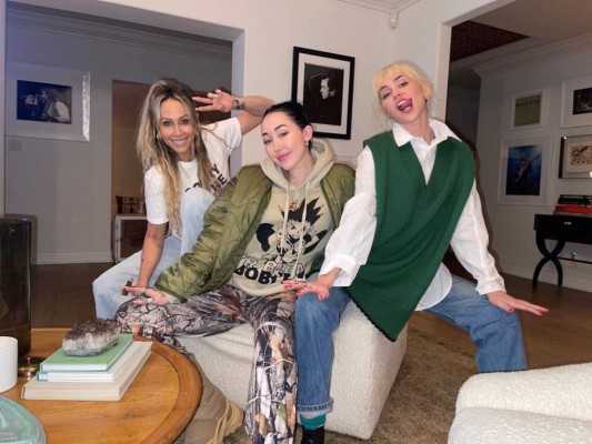 Miley Cyrus publicó una fotografía en su cuenta de Instagram en la que aparece ella junto a su mamá y su hermana Noah, a la que acompañó con un “Agradecida” y un emoji de corazón. ¡Muy bella las tres!