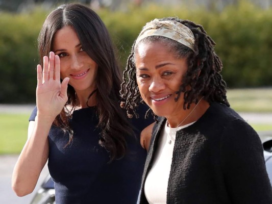 US actress and fiancee of Britain's Prince Harry Meghan Markle (L) arrives with her mother Doria Ragland at Cliveden House hotel in the village of Taplow near Windsor on May 18, 2018, the eve of her wedding to Britain's Prince Harry. Britain's Prince Harry and US actress Meghan Markle will marry on May 19 at St George's Chapel in Windsor Castle. / AFP PHOTO / POOL / STEVE PARSONS