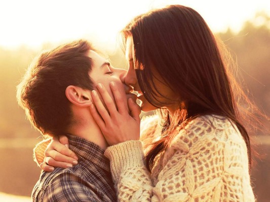 Un beso puede ser un liberador de hormonas y estimulante del humor.