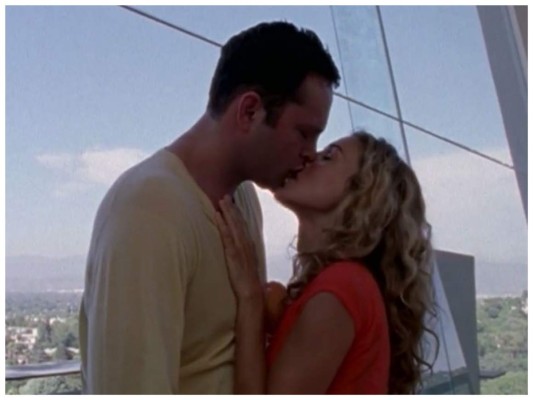 Durante la tercera temporada, las chicas hacen un viaje a la ciudad de Los Ángeles mientras están allí, Carrie conoce a Keith Travers papel interpretado por Vince Vaughn y tienen una aventura Keith aparenta ser el agente de Matt Damon, pero en realidad solo es el asistente de casa y asistente personal de Carrie