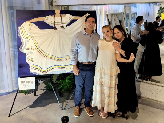 Isabella Carrión debuta con su colección 'Huipileras' en Miami