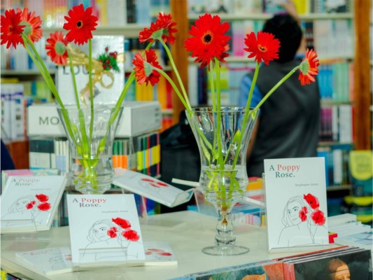 Stephanie Anne presenta su libro 'A Poppy Rose'