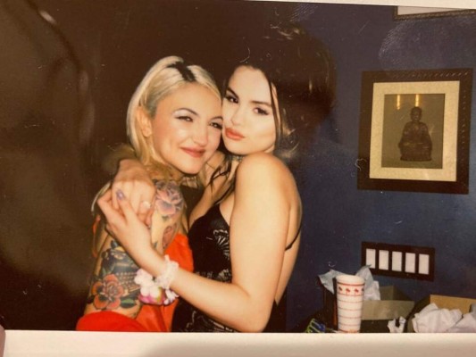 Selena Gómez se besa con su 'mejor amiga', Julia Michaels