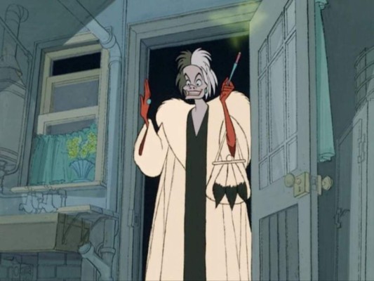 Cruella, una villana de una realidad. En la película 101 Dálmatas de 1961, vemos a este personaje reflejado como una aficionada a las pieles y al glamour.