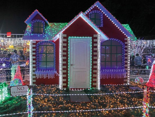 En la Villa de Navidad del Juan Pablo II se dispusieron fachadas de casas iluminadas con luces de colores<br/>