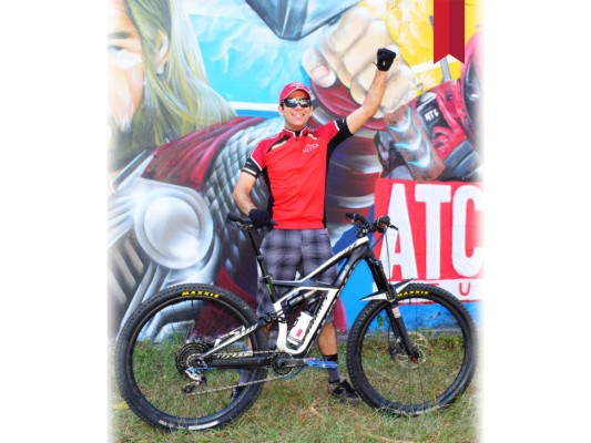 Renzo Castro es parte de las Ultra Resolutions: Cycling Series de Michelob Ultra