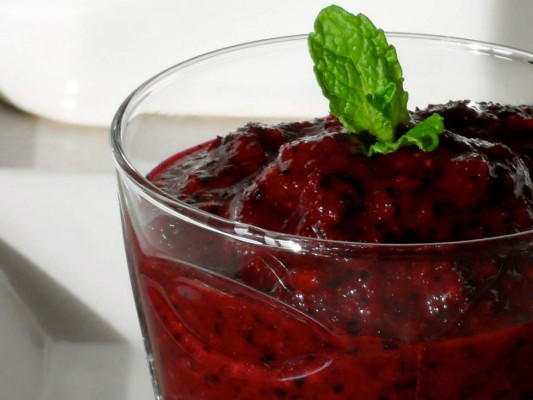 Smoothie de remolacha y manzana<br/>Para el almuerzo<br/><br/>2 remolachas peladas y cortadas en trozos<br/>2 zanahorias peladas<br/>1 manzana Smith<br/>1 taza de cubitos de hielo<br/>½ taza de fresas<br/>1 cucharadita de semillas de sésamo y lino<br/><br/>Licúa todos los ingredientes y consume de inmediato.<br/><br/>