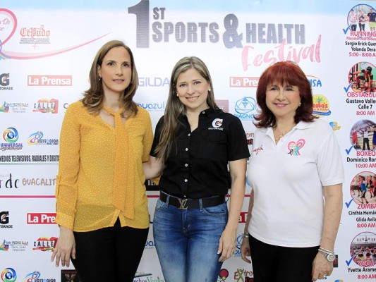 Iveth Aramendía de Cepudo con Melissa Villegas, representante de Gatore y Jackie Babun, directora de Listones de Amor. Foto:Moises Valenzuela