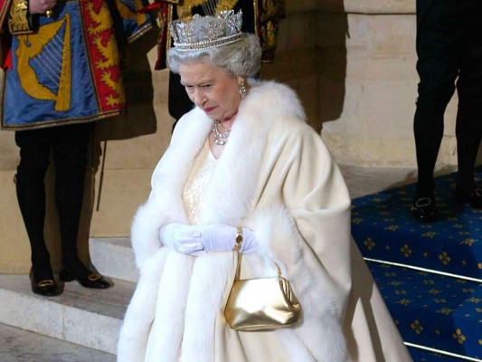 La Reina dejará de usar piel en sus atuendos